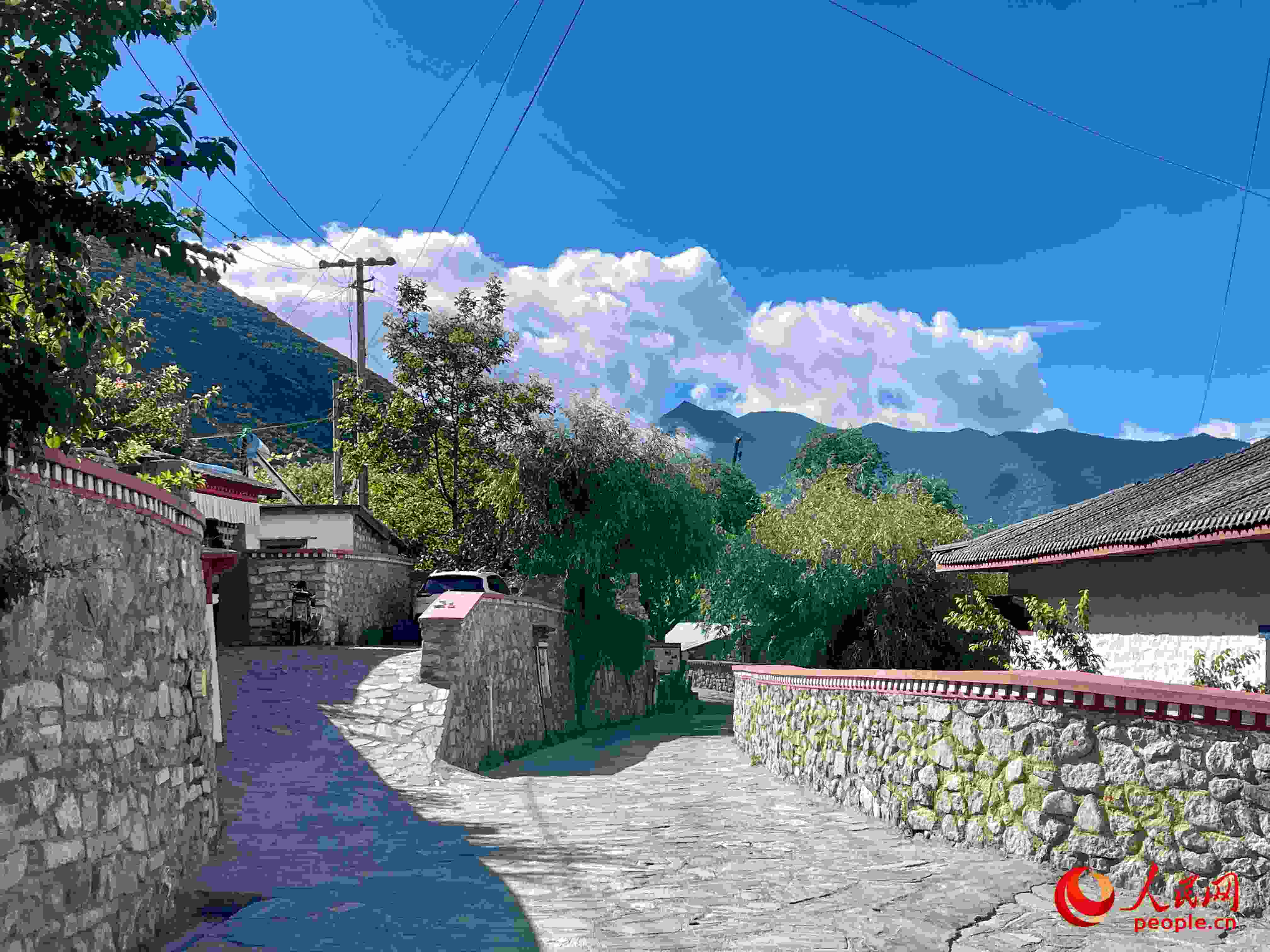 嘎拉村的村貌。人民網(wǎng) 周靜圓攝