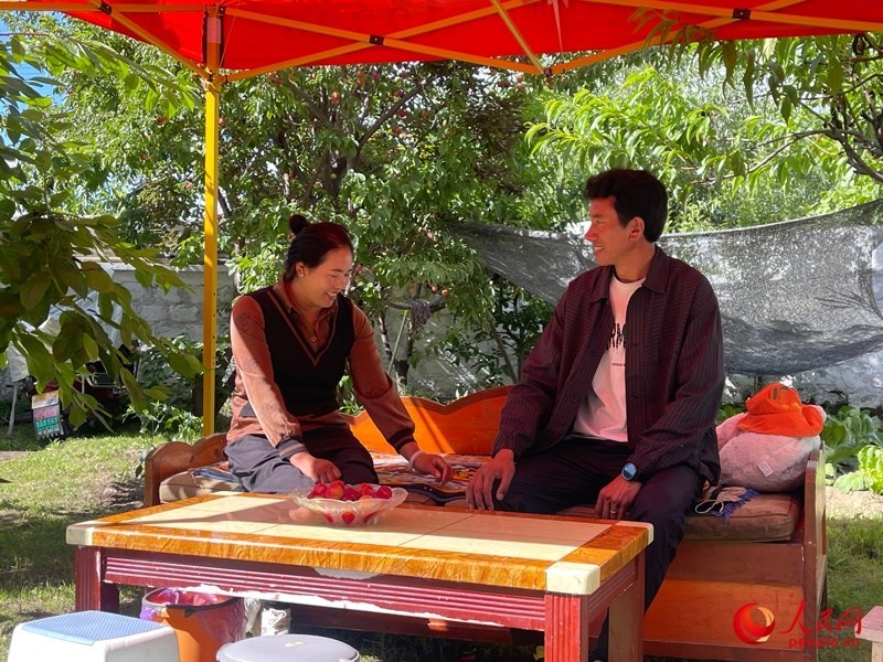 嘎拉村村民達瓦堅參和他的妻子。人民網(wǎng) 周靜圓攝