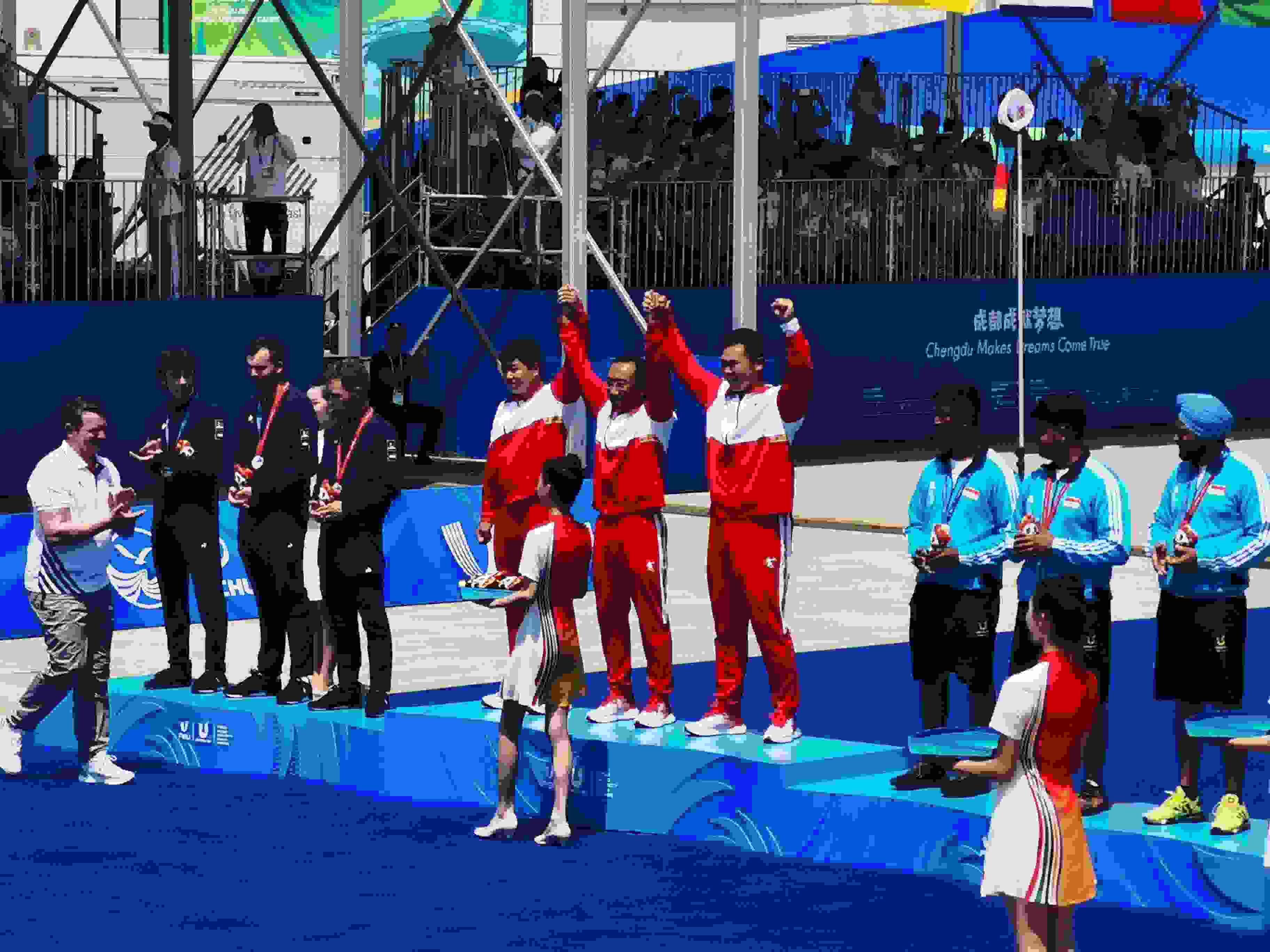 7月30日，在成都大運(yùn)會(huì)男子復(fù)合弓團(tuán)體頒獎(jiǎng)儀式中，中國(guó)隊(duì)?wèi)c祝奪得冠軍。 人民網(wǎng)記者 楊磊攝