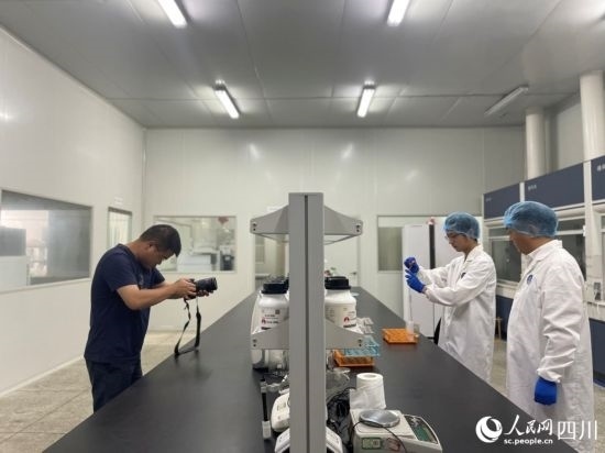 記者在位于成都市大邑縣的海光食品有限公司進行采訪。人民網(wǎng)記者 何旭攝