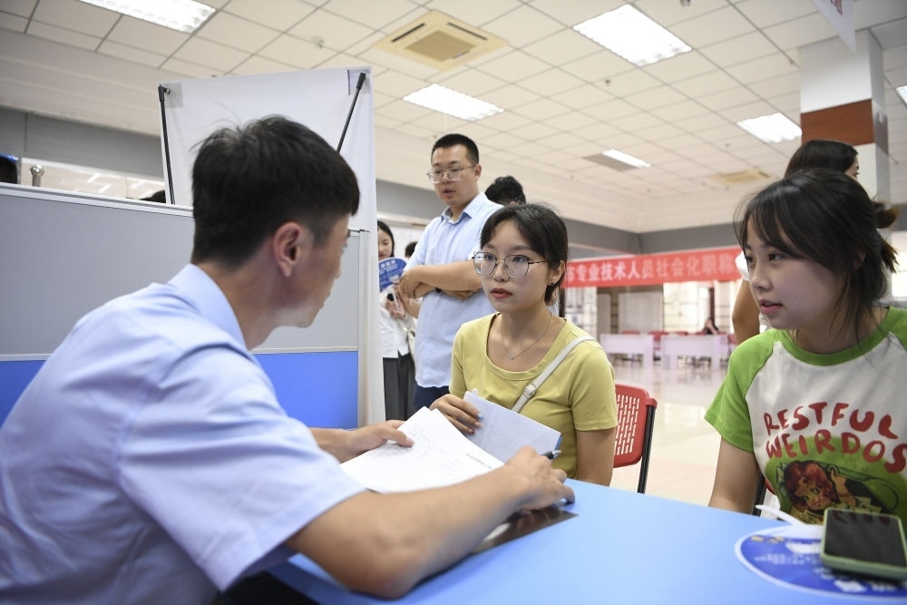 2023年7月29日，“揚(yáng)就業(yè)之帆，啟夢(mèng)想之旅”2023年寧夏（銀川）離校未就業(yè)高校畢業(yè)生招聘會(huì)在寧夏（銀川）人力資源服務(wù)產(chǎn)業(yè)園舉行。求職者（右）在招聘會(huì)現(xiàn)場(chǎng)與用人單位交流。新華社記者 馮開華 攝