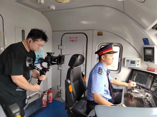 記者采訪中歐班列（成都）首發(fā)司機仲俊斕。成都機務(wù)段供圖