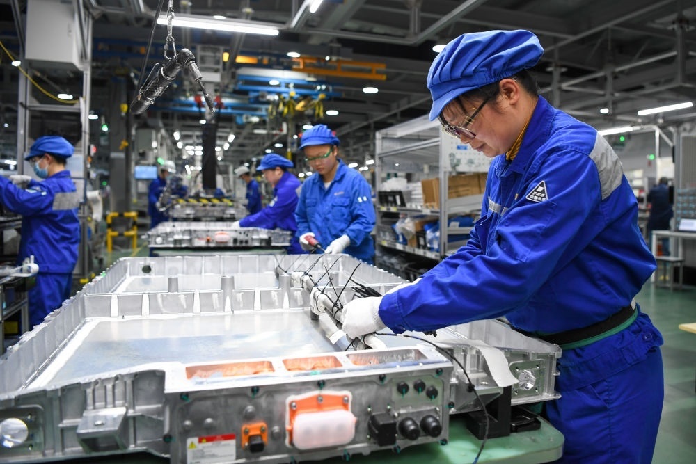 在位于江蘇常州溧陽的上汽時(shí)代動(dòng)力電池系統(tǒng)有限公司，工人在車間進(jìn)行電池生產(chǎn)（2023年2月16日攝）。常州市擁有鋰電池電芯及配套生產(chǎn)企業(yè)120余家，動(dòng)力電池產(chǎn)業(yè)2022年實(shí)現(xiàn)產(chǎn)值超1700億元。新華社記者 李博 攝