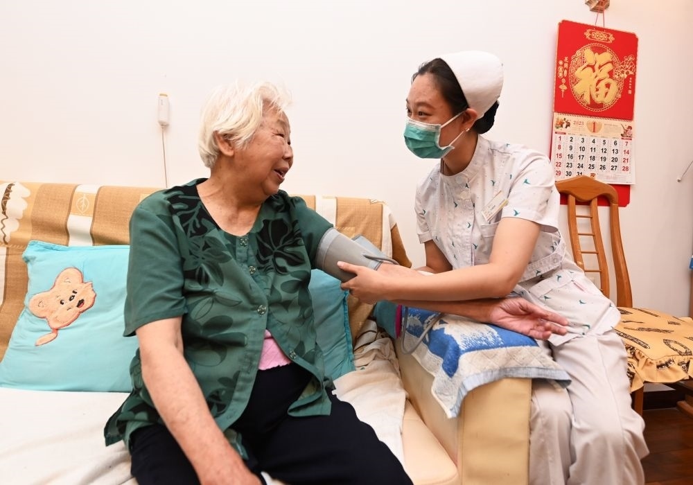 河北廊坊三河市燕達(dá)金色年華健康養(yǎng)護(hù)中心醫(yī)務(wù)人員為入住老人測(cè)量血壓（2023年7月20日攝）。新華社記者 朱旭東 攝