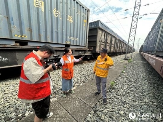 記者采訪中歐班列（成都）首發(fā)班列“專檢小組”組長劉偉。人民網(wǎng)記者 王波攝