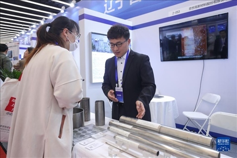 4月8日，參展商在2023中國中小企業(yè)發(fā)展大會“專精特新”中小企業(yè)展覽會上向觀眾介紹產(chǎn)品。新華社記者 龍雷 攝