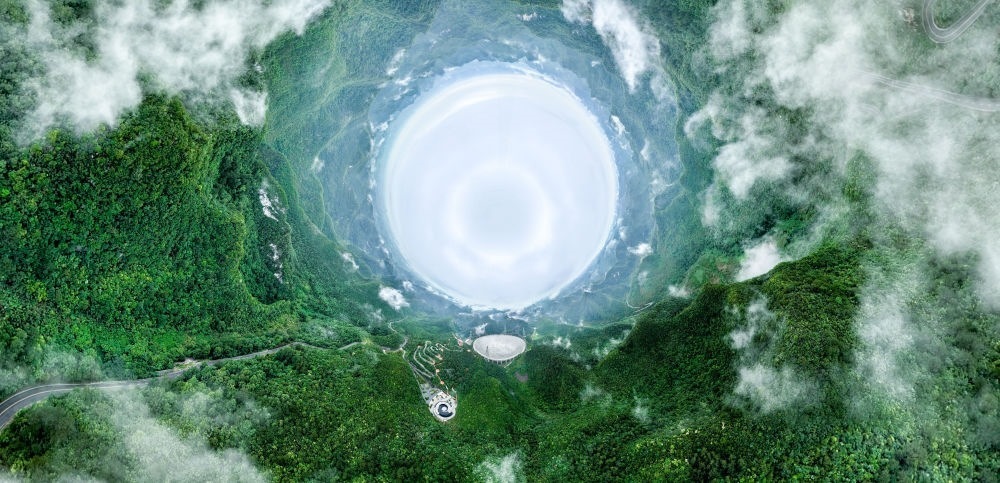 6月22日拍攝的“中國天眼”全景（維護保養(yǎng)期間拍攝，無人機全景拼接照片）。新華社記者 歐東衢 攝