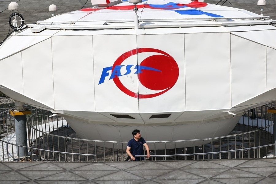 2022年8月25日，F(xiàn)AST運行和發(fā)展中心常務副主任、總工程師姜鵬在饋源艙前（維護保養(yǎng)期間拍攝）。新華社記者 歐東衢 攝