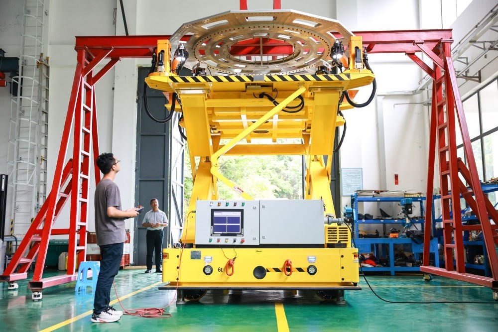 7月26日，工作人員在調試饋源接收機拆裝機器人。新華社記者 歐東衢 攝