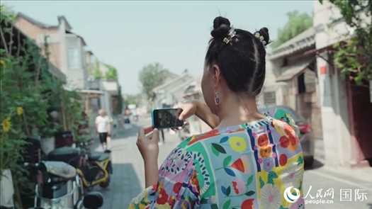 柳芭在胡同里采風。人民網 張若涵攝