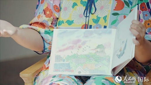 柳芭向人民網記者展示自己的作品。人民網 張若涵攝