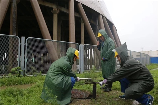 華能北京熱電廠員工操作排水閥降低水塔水位。 受訪者供圖