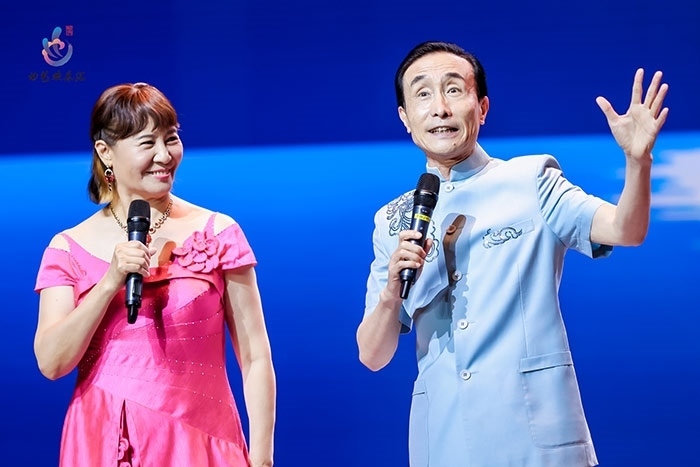 小品表演藝術(shù)家鞏漢林、金珠在演出現(xiàn)場。主辦方供圖