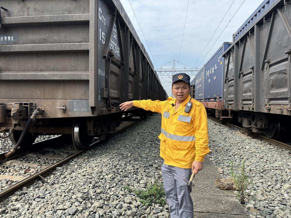 劉偉在向記者介紹檢車注意事項。人民網(wǎng) 王紹紹攝