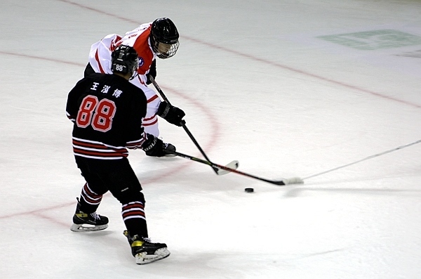 陜西隊(duì)球員馬思成與黑龍江隊(duì)球員王泓博爭搶。人民網(wǎng)記者 胡雪蓉?cái)z