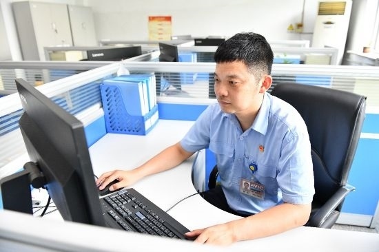 工作中的康凱。航空工業(yè)沈飛供圖