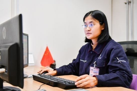 工作中的劉艷梅。航空工業(yè)沈飛供圖