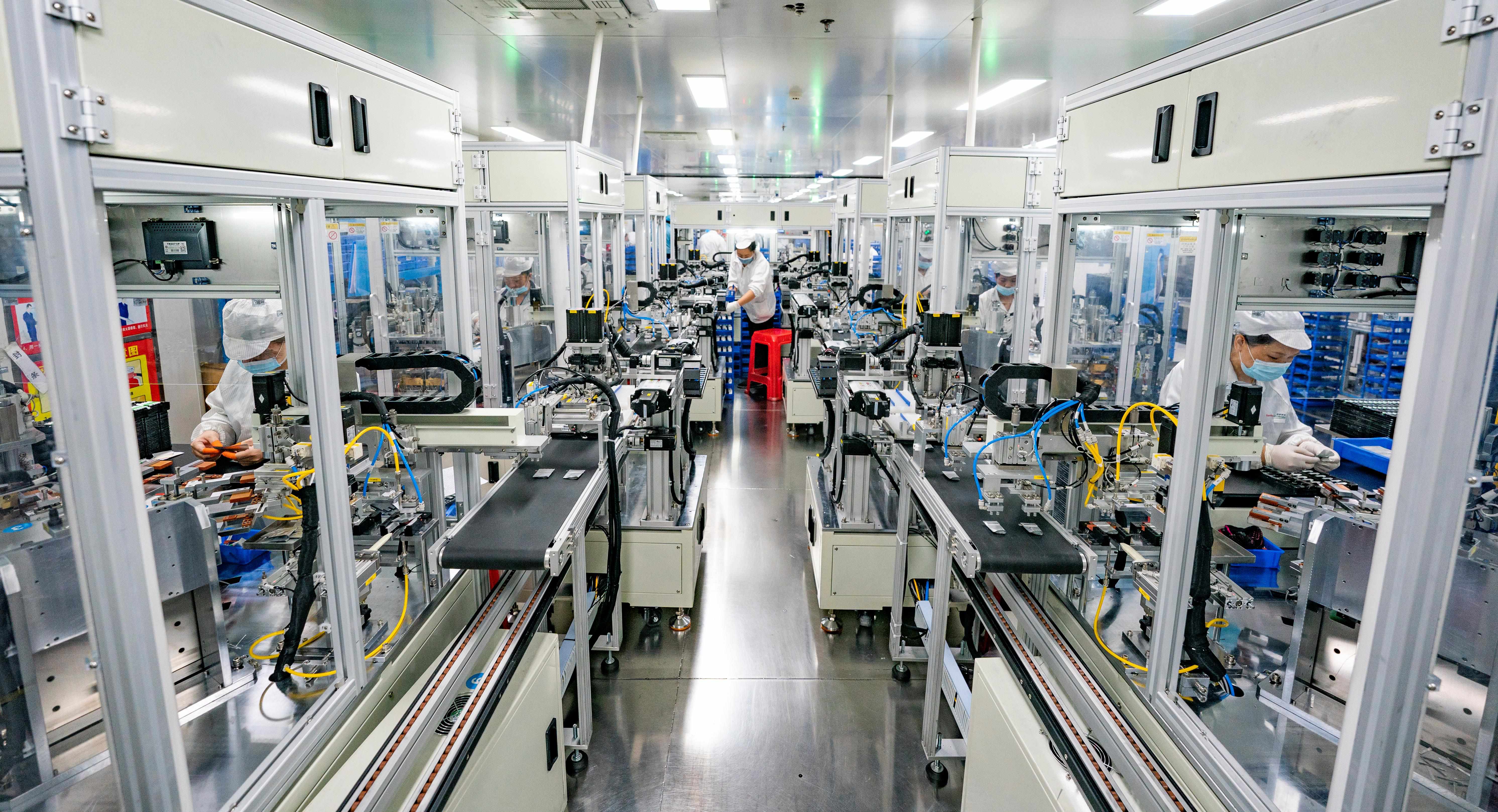 2023年5月17日，江西新余一家電子公司生產(chǎn)車間內(nèi)，技術工人在鋰電池生產(chǎn)線忙于趕制訂單產(chǎn)品。