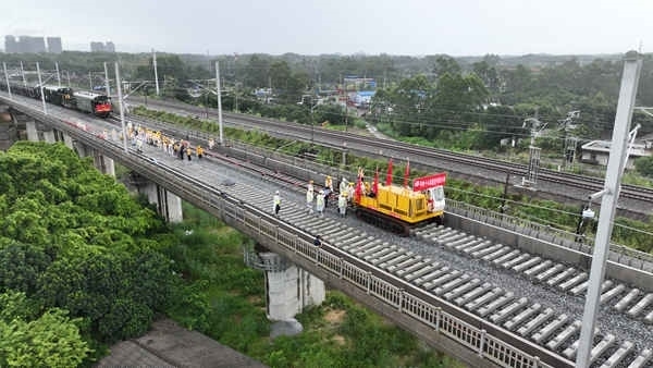 防東鐵路鋪軌現(xiàn)場(chǎng)航拍。