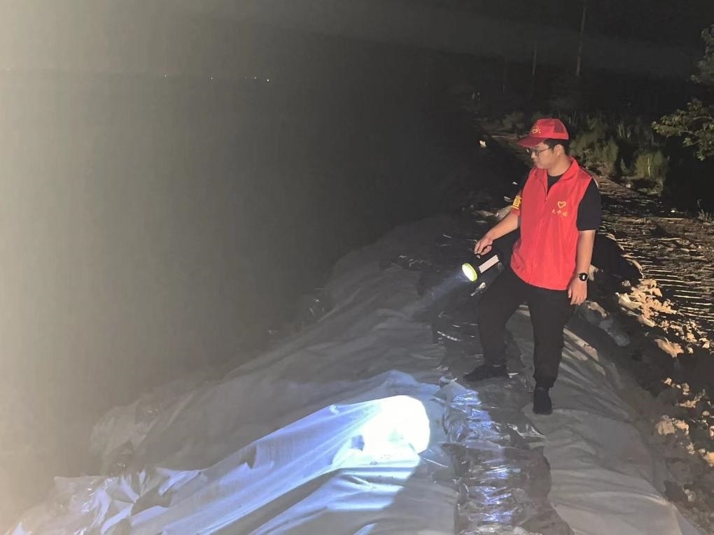 太平鎮(zhèn)干部晚上巡查南小埝。（采訪對(duì)象供圖）