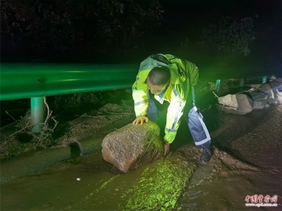 7月31日，張涿高速，高速交警涿鹿大隊(duì)民警清理山體滑坡路面落石。