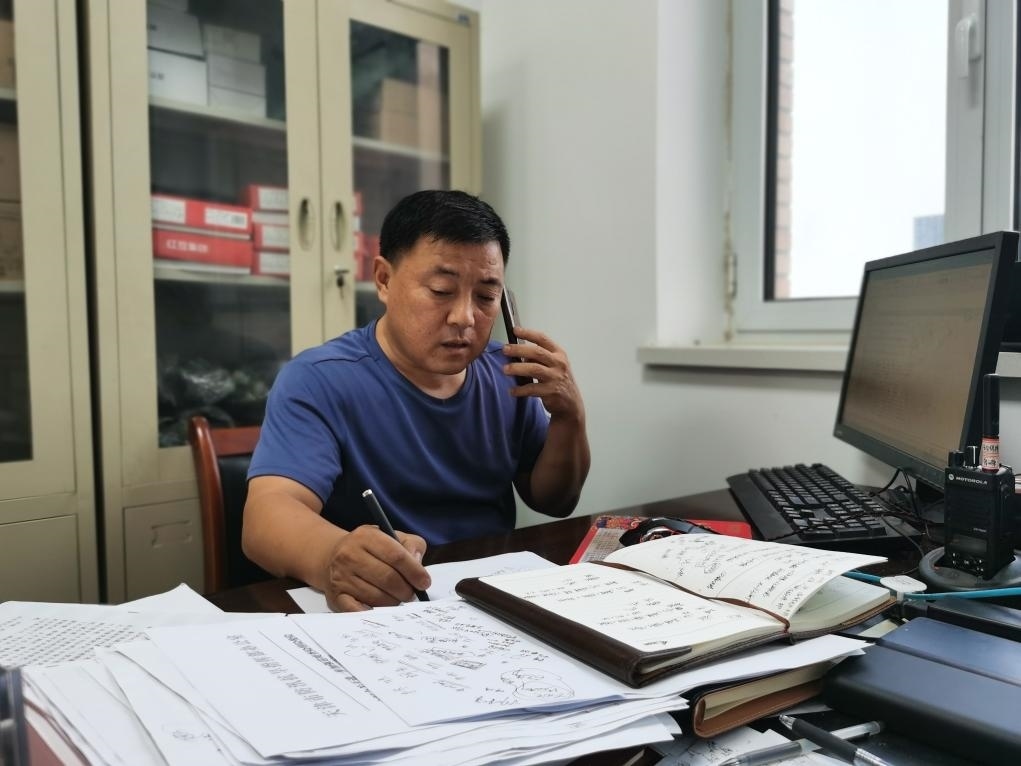 曾田榮正在辦公室內(nèi)工作。新華社記者 孫凡越 攝