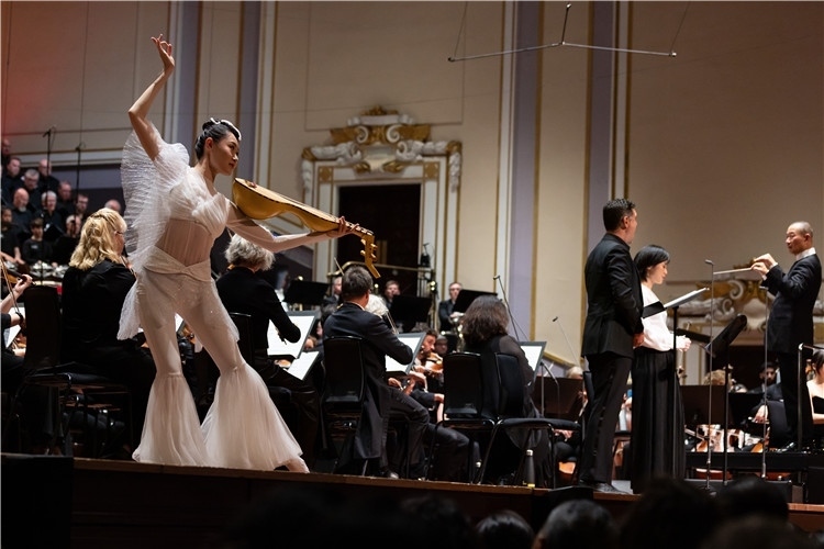 圖8月5日，2023愛丁堡國際藝術(shù)節(jié)開幕式音樂會(huì)《慈悲頌》的演出現(xiàn)場。藝術(shù)節(jié)組委會(huì)供圖