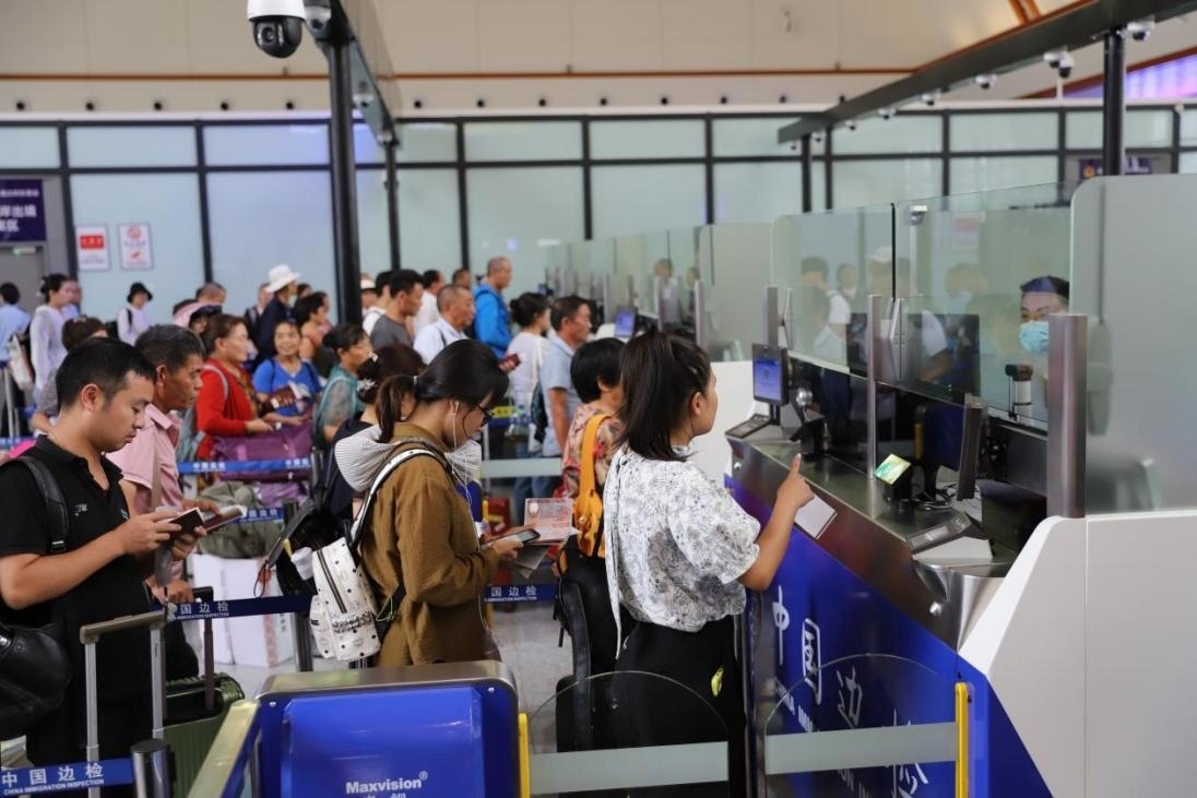 出境旅客在辦理通關(guān)手續(xù)。人民網(wǎng)記者 李發(fā)興攝