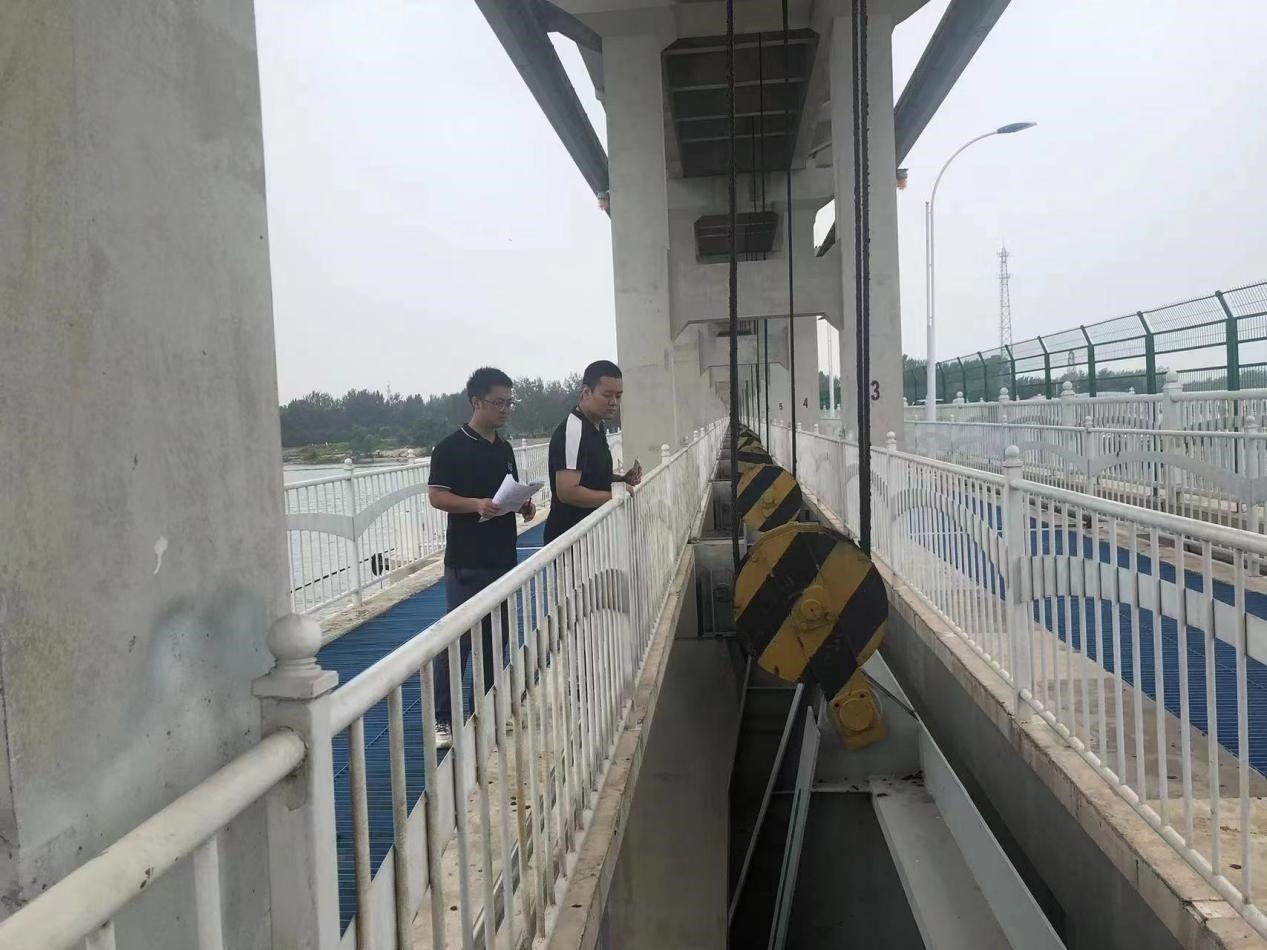 海委海河下游管理局獨(dú)流減河進(jìn)洪閘管理處工作人員檢查水閘閘門(mén)啟閉機(jī)。受訪者供圖