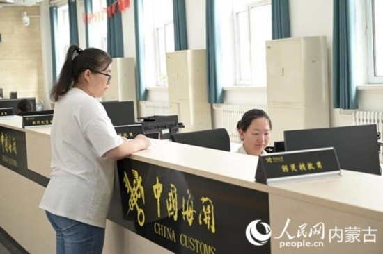 代理報關(guān)企業(yè)正在滿洲里車站海關(guān)綜合服務(wù)大廳辦理業(yè)務(wù)。人民網(wǎng) 寇雅楠攝