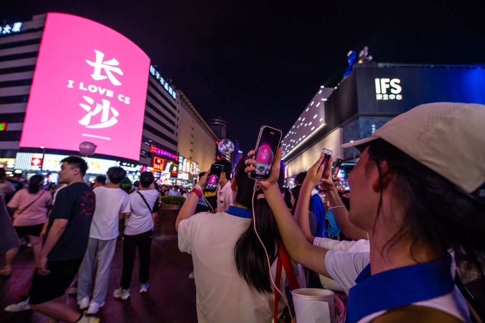  游客在長沙市天心區(qū)黃興路步行街打卡、拍照（6月7日攝）。新華社記者 陳思汗 攝