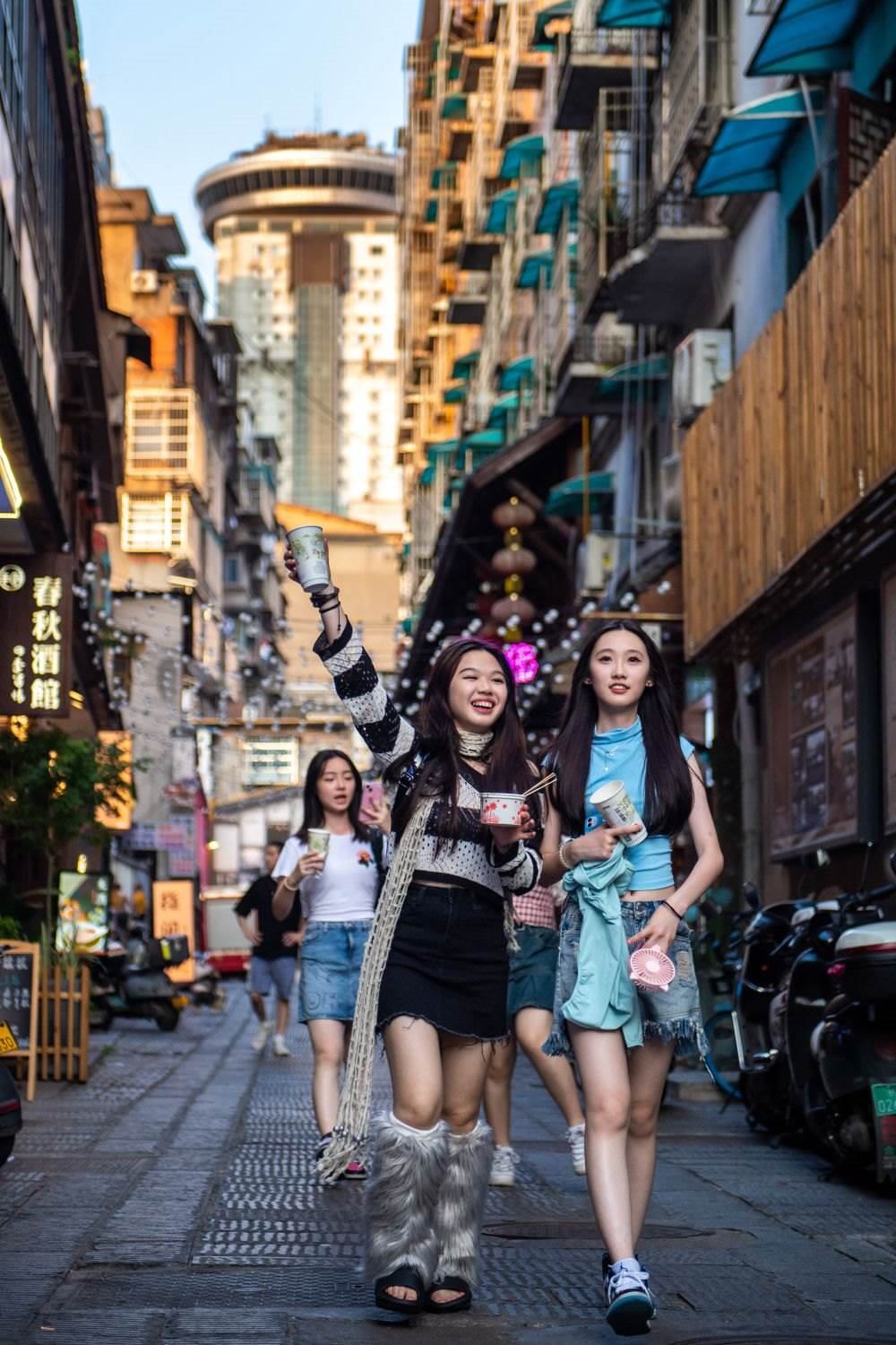 游客在長沙市天心區(qū)太平老街游玩（6月7日攝）。新華社記者 陳思汗 攝