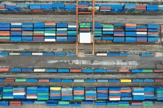 在廣州東部公鐵聯(lián)運(yùn)樞紐（增城西站），工作人員在進(jìn)行集裝箱轉(zhuǎn)運(yùn)工作。廣州交通投資集團(tuán)有限公司供圖