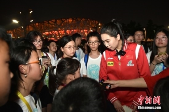 圖為小學員向李曉霞分享自己運動經歷。<a target='_blank' href='/' ><p align=