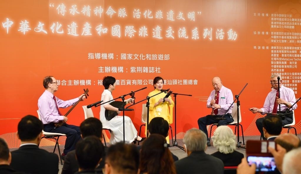 2022年11月23日，演員在“傳承精神命脈 活化非遺文明”中華文化遺產(chǎn)和國際非遺交流系列活動開幕式上表演非遺項(xiàng)目南音《滿空飛》。新華社記者 陳鐸 攝