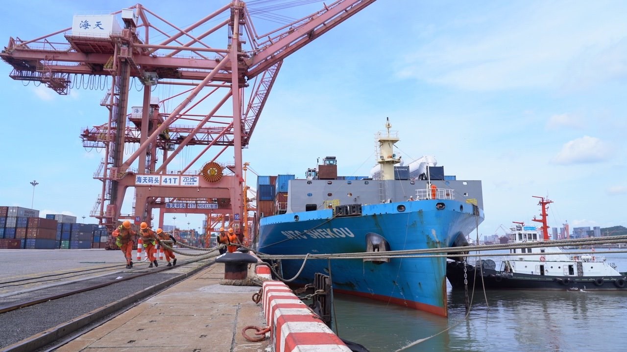 7月22日上午，“絲路海運”電商快線“海豐蛇口”輪停靠廈門海天碼頭12號泊位裝卸集裝箱貨物。人民網(wǎng)記者 蘭志飛攝