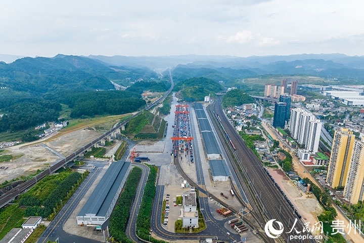 航拍貴陽(yáng)國(guó)際陸港。人民網(wǎng)記者 涂敏攝