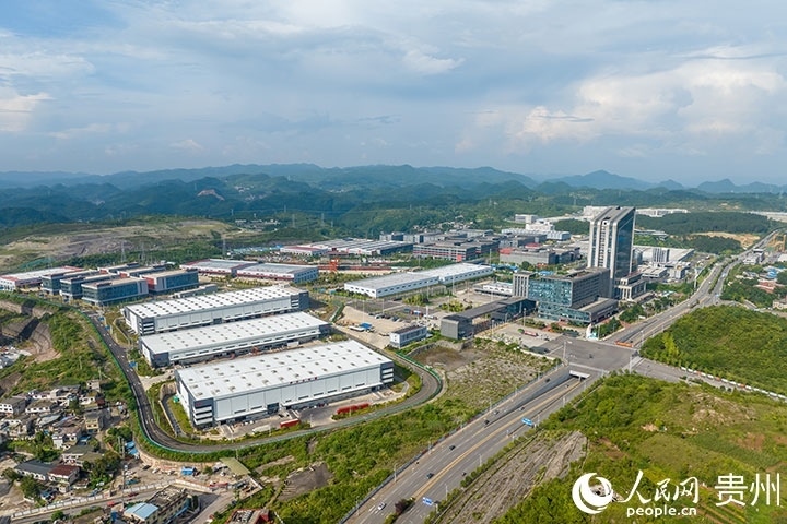 航拍貴陽(yáng)綜保區(qū)。人民網(wǎng)記者 涂敏攝