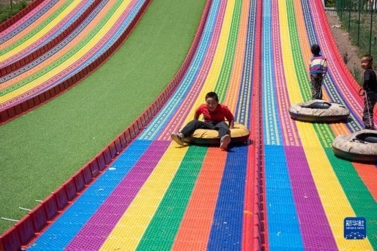 8月12日，小朋友在寧夏固原市涇源縣大灣鄉(xiāng)楊嶺村玩耍。新華社記者 李旭倫 攝