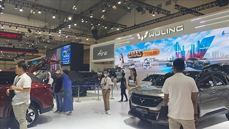 印尼消費(fèi)者參觀上汽五菱的展臺(tái)。趙世祺 攝