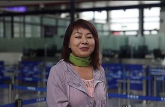 7月22日，曾經(jīng)在老撾瑯勃拉邦工作過(guò)3年的加拿大華僑孫月玲乘坐中老鐵路國(guó)際旅客列車(chē)從中國(guó)出境。衛(wèi)海林 攝