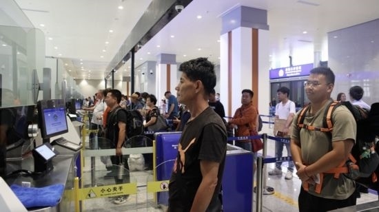 6月13日，乘坐中老鐵路國(guó)際旅客列車的旅客在磨憨邊檢大廳排隊(duì)候檢。李揚(yáng) 攝