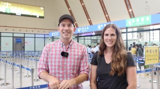 6月13日，來(lái)自美國(guó)的德拉古（Dragoo）夫婦將首次乘坐中老鐵路國(guó)際旅客列車從中國(guó)出境。李揚(yáng) 攝