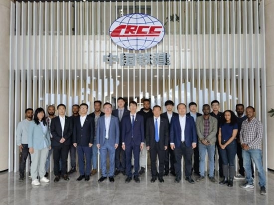 中國(guó)土木福州設(shè)計(jì)院埃塞分院團(tuán)隊(duì)合影。受訪對(duì)象供圖