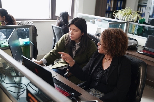 梅德哈妮（右）與中國(guó)同事討論設(shè)計(jì)方案。受訪對(duì)象供圖