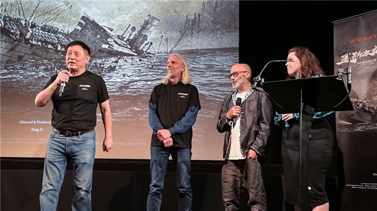 導(dǎo)演方勵以及團(tuán)隊成員分享體會。郭錦標(biāo)攝