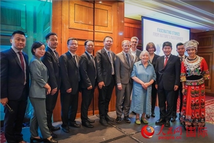 張家界文化旅游推介會部分嘉賓合影。人民網(wǎng) 郭錦標攝