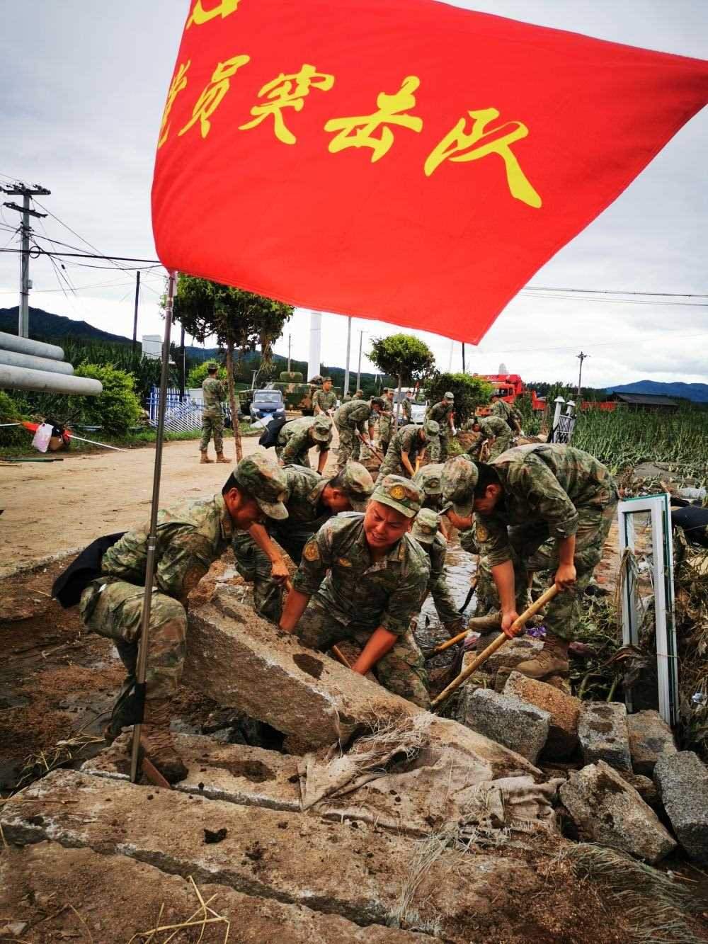 8月7日，陸軍第78集團(tuán)軍某旅組織黨員突擊隊(duì)在吉林舒蘭市七里鄉(xiāng)清理路障。新華社發(fā)（劉洋 攝）