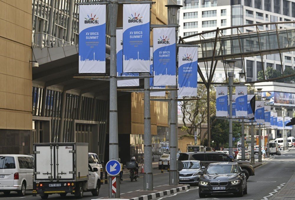 這是8月17日在南非約翰內(nèi)斯堡拍攝的金磚峰會(huì)條幅。金磚國(guó)家領(lǐng)導(dǎo)人第十五次會(huì)晤將于南非約翰內(nèi)斯堡舉行。新華社記者 陳誠(chéng) 攝