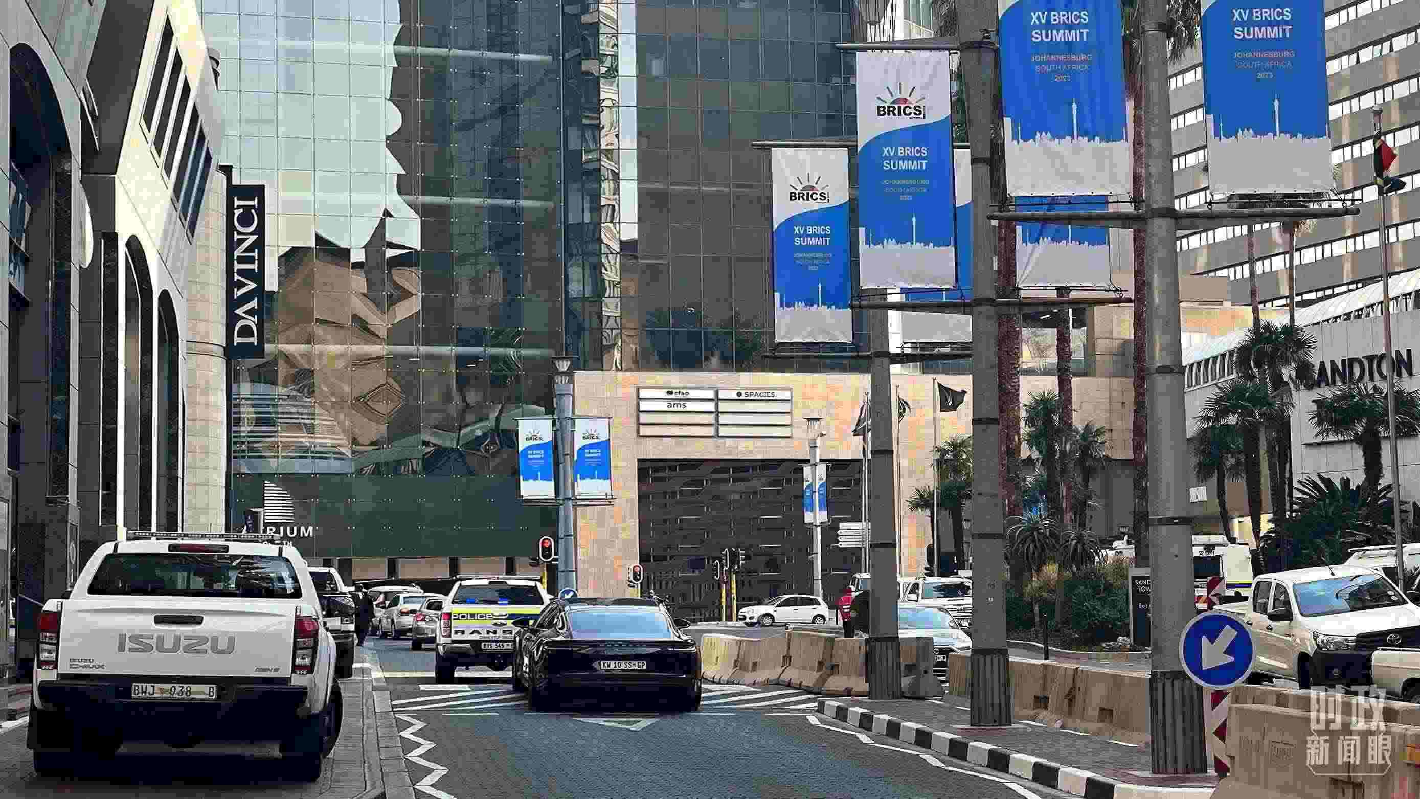 △約翰內(nèi)斯堡，街頭懸掛金磚峰會條幅。（總臺央視記者韓銳拍攝）